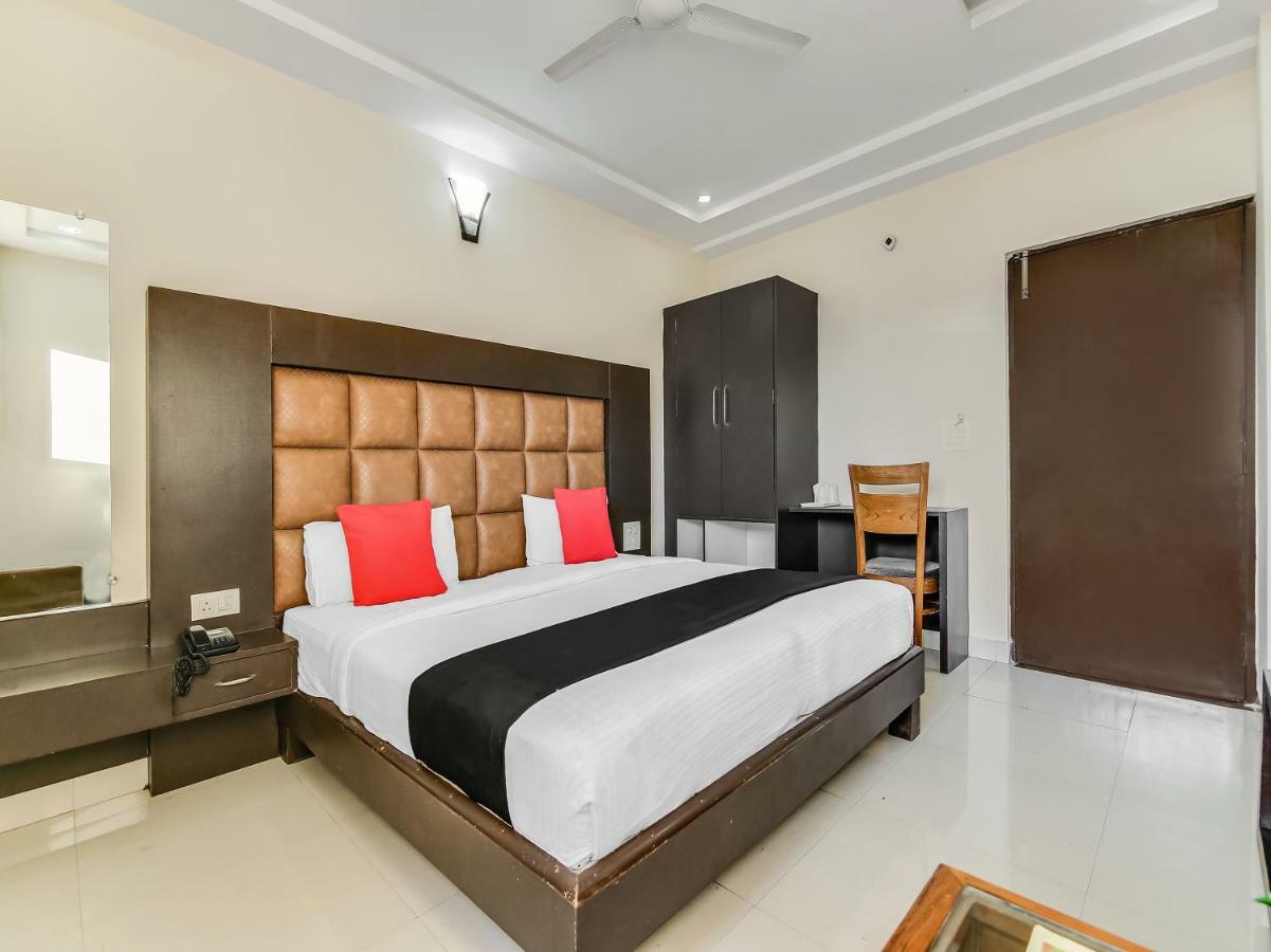 Capital O 32619 Hotel Sugar Palm Гвалиор Экстерьер фото